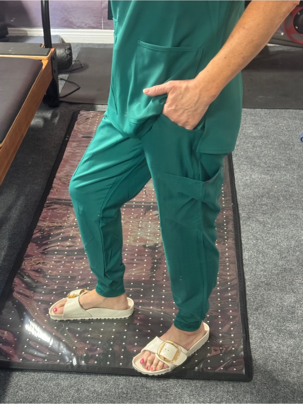 Med Couture Women's Scrubs VneckTop with cargo joggers NWT Small - Picture 10 of 10